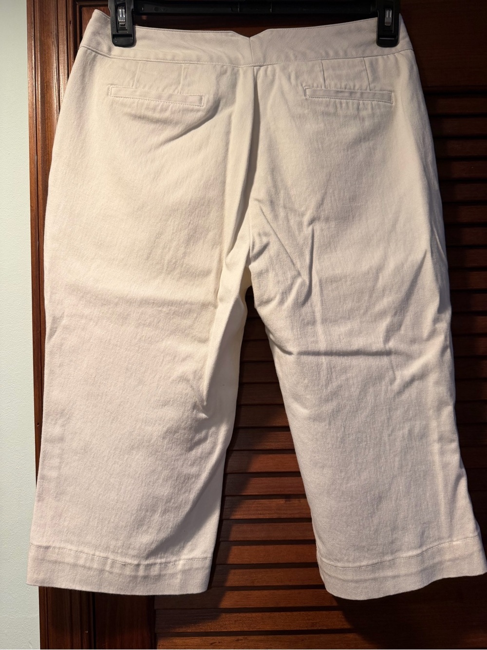 Dockers Women’s White Capris stretchy - Picture 3 of 3